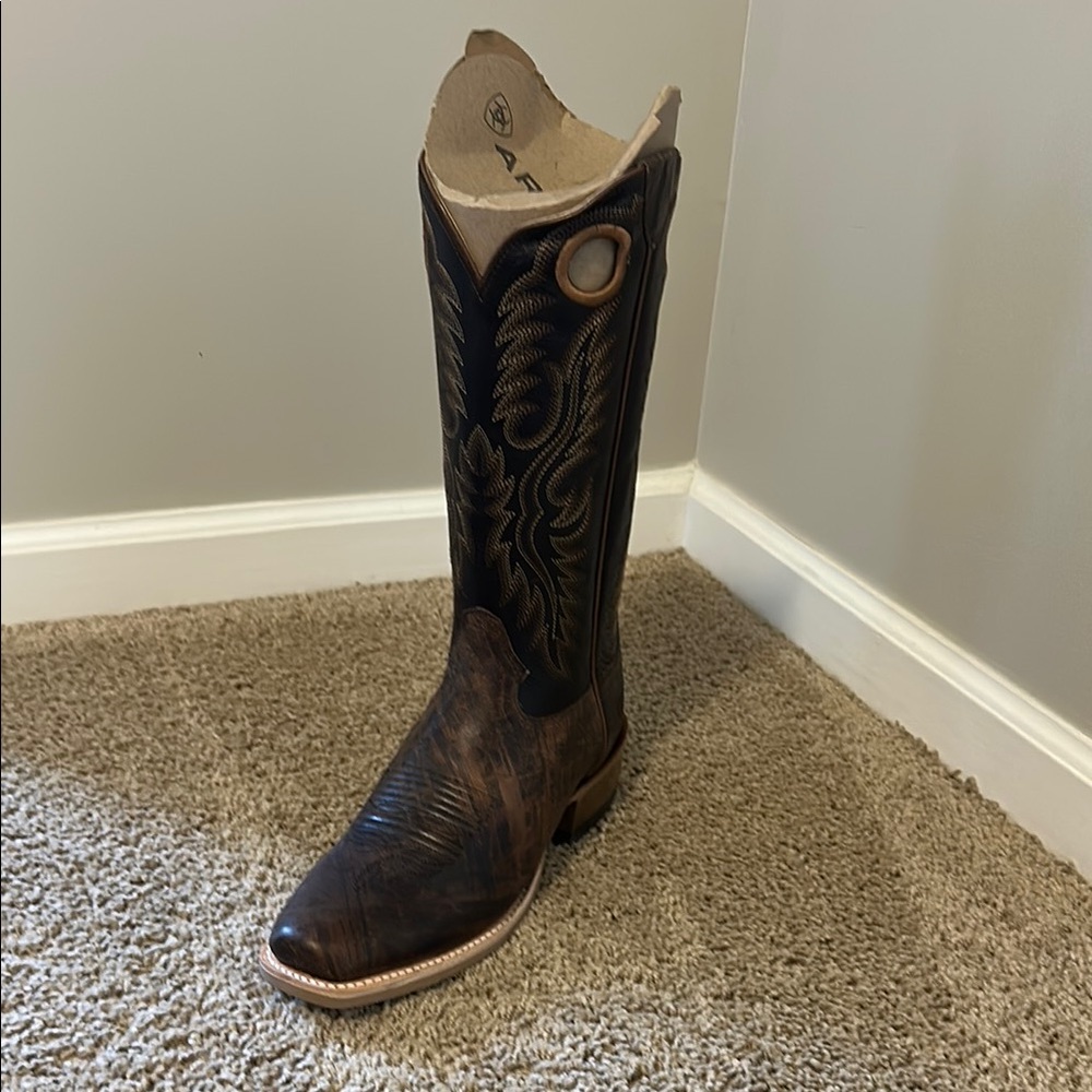 Men’s western cowboy boots.